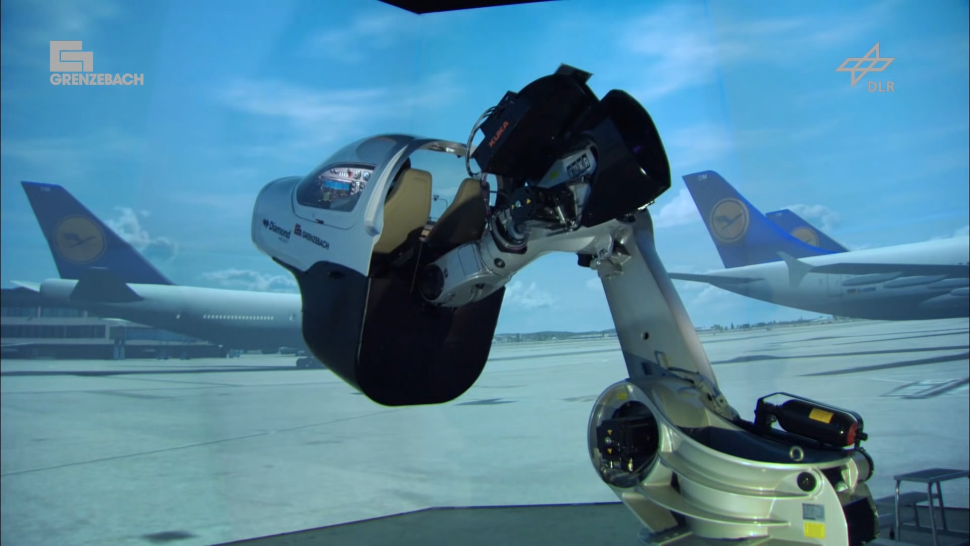 Pilot training on a robotic arm - Roboterbasierter Flugsimulator1080.mp4_20200608_110938.048.jpg